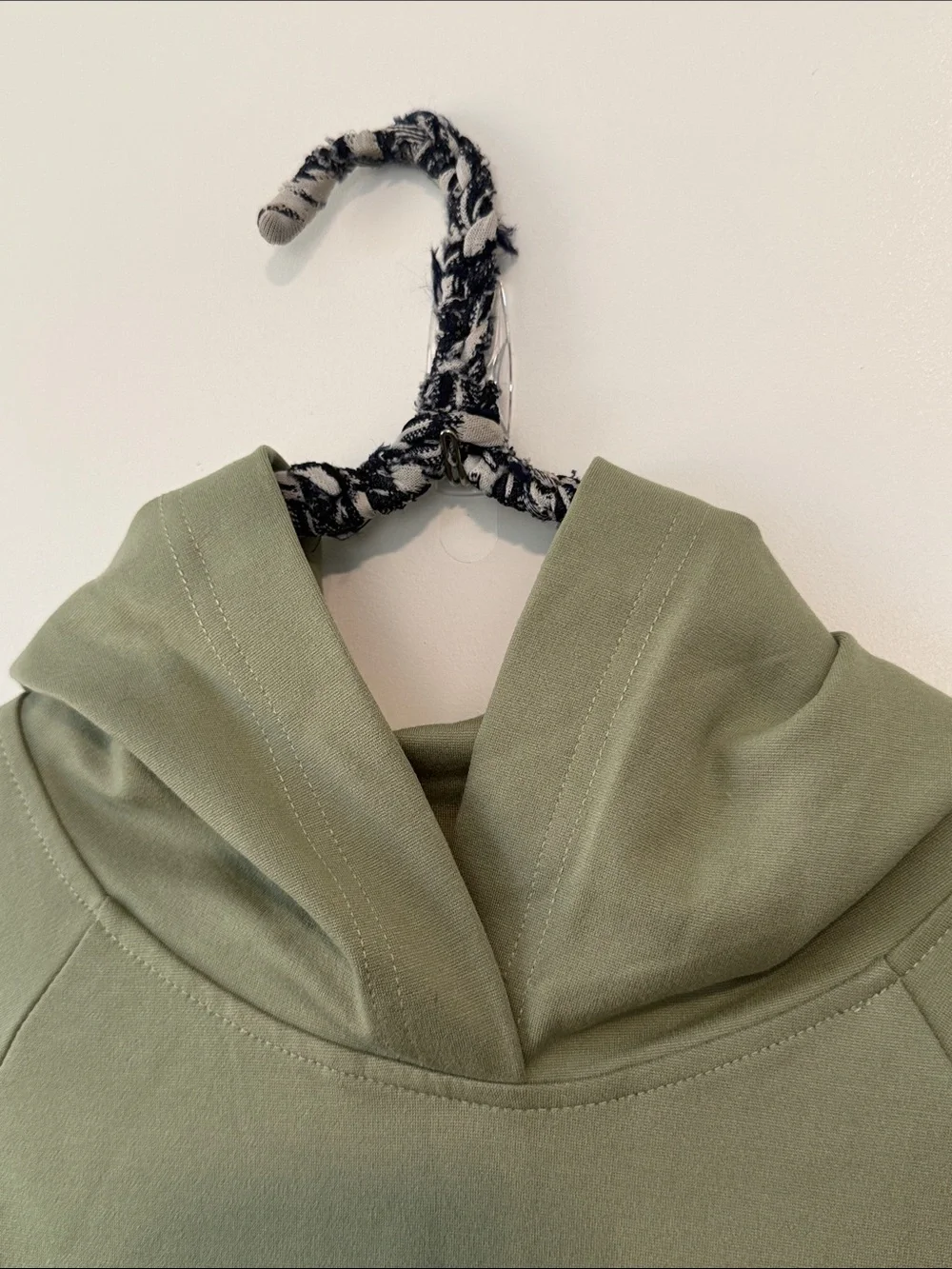 Lululemon Light Green Hoodie Kangaroo Pocket Thumbholes Size Small (estimated)